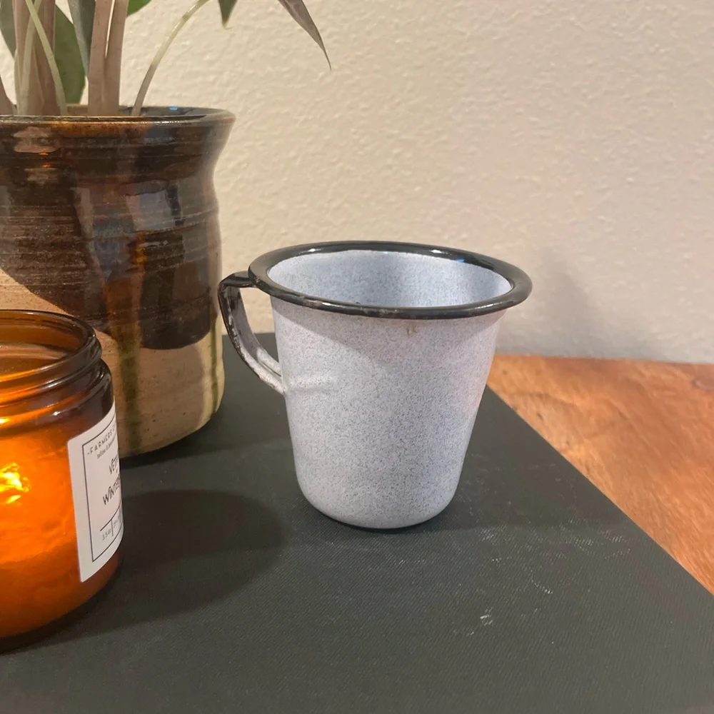 Vintage Gray Speckled Enamelware Measuring Cup / Mug – Black Rim & Handle